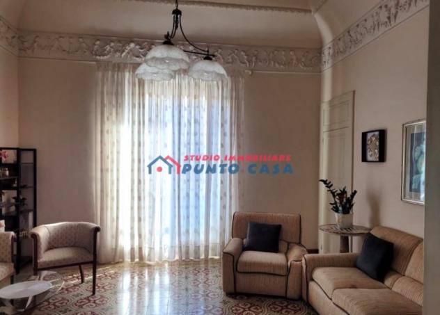 CENTRO STORICO – Via Osorio – Appartamento al 1°p. s/a – 170 mq ca. – 4 vani + acc. Buone condizioni, ottima posizione. Euro 140 mila CL F
