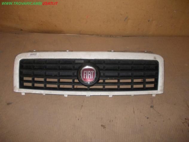 GRIGLIA CENTR. BIANCO FIAT DOBLO' (223-3C)  Carrozzeria  Lamierati esterni  Paraurti  Griglia radiat FIAT - DOBLO - 01-07-2005 - 01-12-2009, FIAT - DO