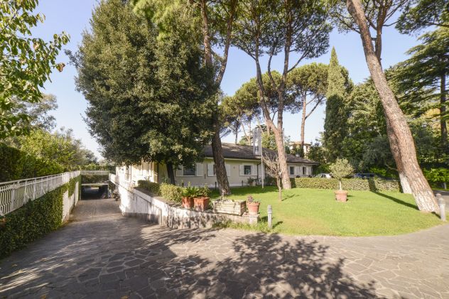 Esclusiva proprietà di 900 mq con Parco e Piscina - Foto 9