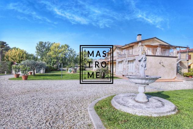 VILLA di 14 vani e di 420 mq (CAPANNORI) rif. 3206 - Foto 2