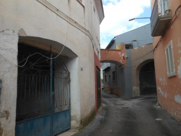 1925/CALVIRISORTA Appartamento al piano terra di mq 140 con giardino a Calvi Risorta. Si compone di salone/cucina, tre camere matrimoniali e bagno. Da - Foto 2
