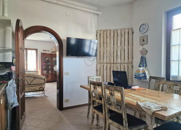 MARINA DI MASSA, periferia vicino al mare, proponiamo porzione di villa bifamiliare con giardino privato su tre lati. Si compone di soggiorno, ampia c - Foto 9