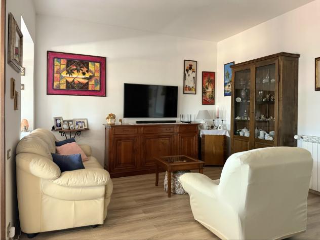 Marina di Massa, in pieno centro e a pochi passi dal mare: attico al 4° piano con ascensore, composto da ingresso, sala, ampia cucina, disimpegno, 3 c - Foto 9