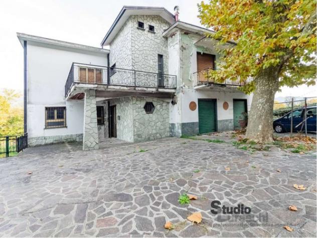 Palazzo / Stabile di 750 m² con più di 5 locali in vendita a Olginate
