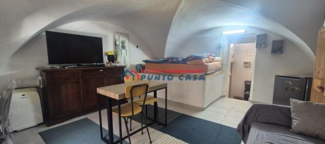 CENTRO STORICO – Via Osorio – Monolocale al piano ammezzato + w.c. – 40 mq ca. Buone condizioni, ottima posizione. Euro 40 mila CL G - Foto 2