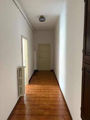 Ampia stanza doppia o a doppia a uso singolo in centro a Bologna