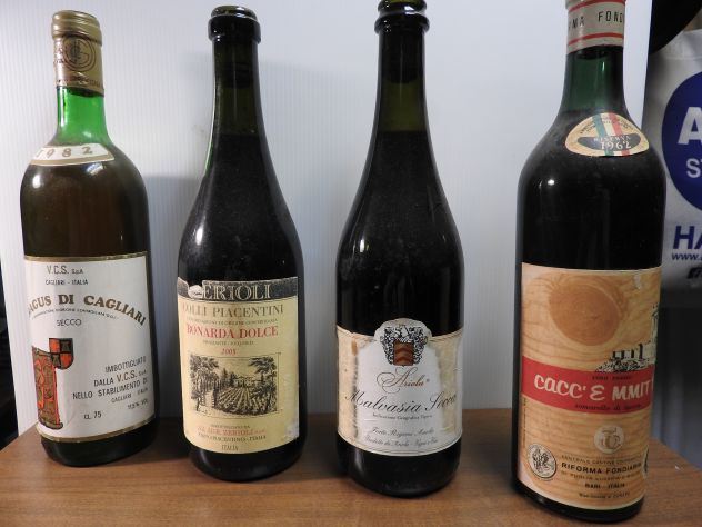 BOTTIGLIE PIENE E VECCHIE DI VINO