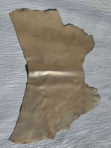 Pelle di vitello resinata polvere oro – Sp. 1,8