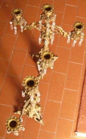 N° 2 VECCHI CANDELABRI IN OTTONE CON GOCCE DI VETRO - - Foto 3