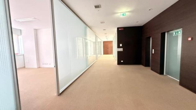 Immobile di 446 m² con più di 5 locali in affitto a Milano