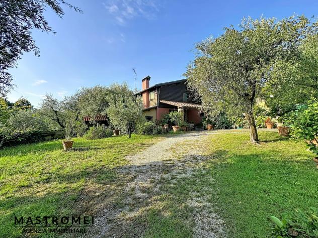 CASA INDIPENDENTE di 6 vani e di 120 mq (MONTECARLO) rif. 3615