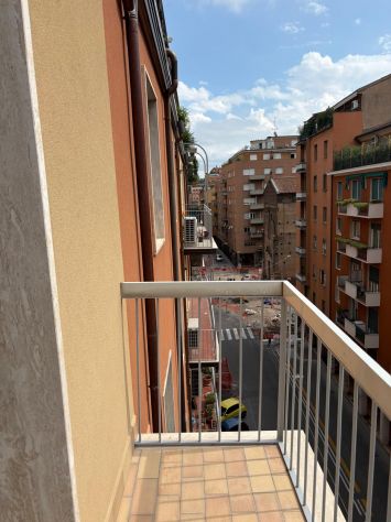 Ampia stanza doppia o a doppia a uso singolo in centro a Bologna - Foto 4