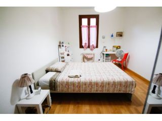 Centro storico: nuove stanze completamente arredata in casa solo femminile!