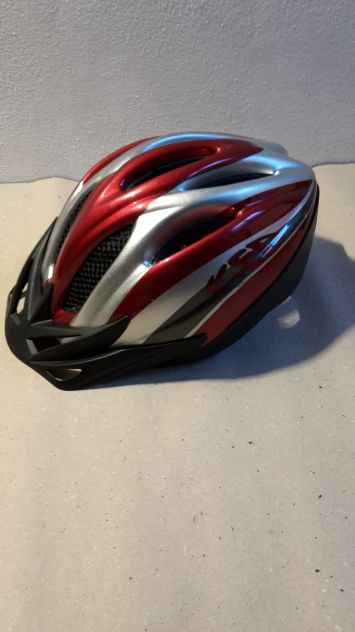 casco per monopattino e bicicletta