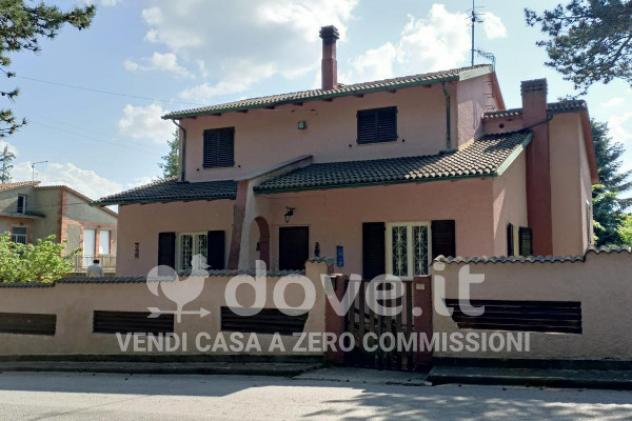 Villa di 216 m² con più di 5 locali e box auto in vendita a Radicofani