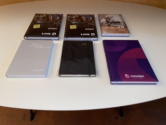 6 AGENDE TUTTE NUOVE ANNUALI 2024(5 AGENDE SIGILLATE)VARI MODELLI E MARCHE E COL - Foto 4