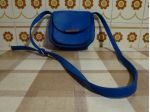 Borsetta nuovissima mai usata di colore blue elettrico con la pattina e tracolla