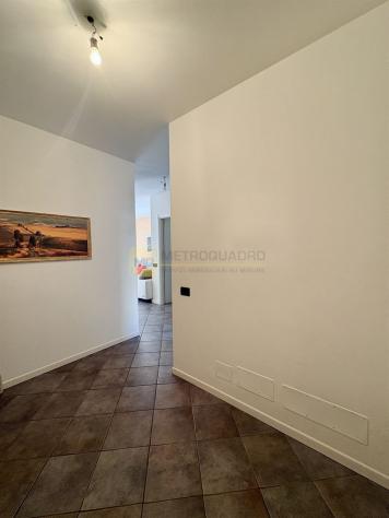 VALMADRERA (LC) - elegante villa a schiera con ascensore interno, doppi giardini e ampi spazi – Valmadrera - Foto 3