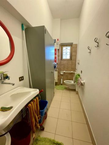 ottimo grande negozio con vetrine, magazzino, uffici - accesso carraio riservato - Foto 9