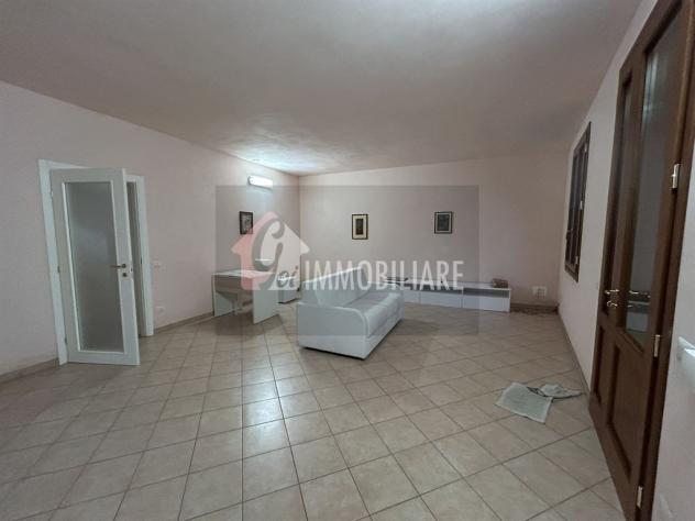 Elegante villa con giardino privato e possibilità bifamiliare - Foto 4