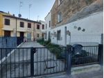 casa indipendente su un lato con giardino/posto auto doppio di piccola metratura