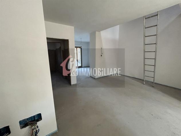 Elegante Quadrilocale Su Due Livelli con Travi a Vista e Posto Auto - Foto 4