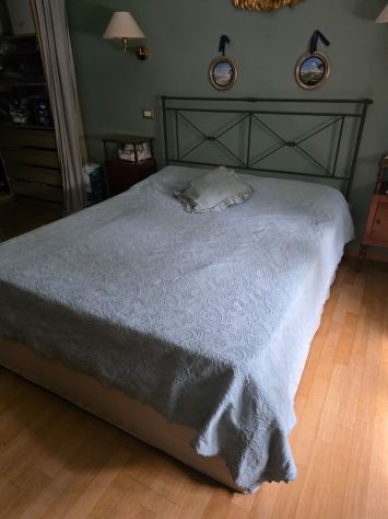 Letto molto bello e pratico con materasso pulito
