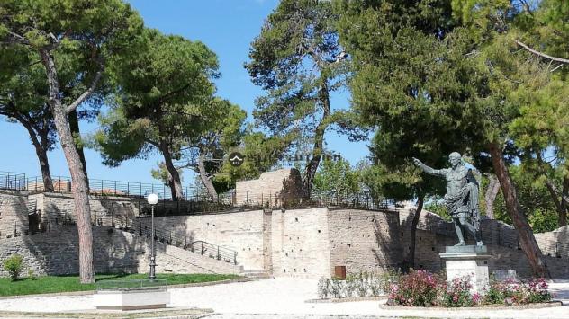 ALLE PORTE DEL CENTRO STORICO: Fano alle porte del centro
per chi desidera un'attività di bar e tabacchi in una posizione strategica, mettiamo in vend - Foto 5