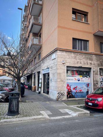 Cipro - Via della Meloria negozio angolare con 3 vetrine - Foto 9