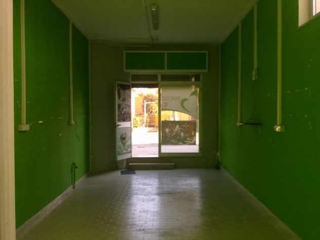LOCALE COMMERCIALE FRONTE STRADA - Foto 2