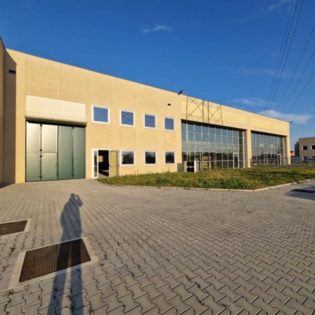 Immobile di 595 m² con 3 locali in affitto a Arese