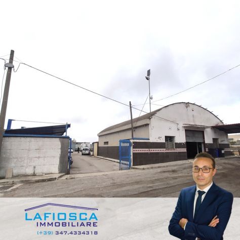 Locale artigianale con pertinenziale area circostante recintata