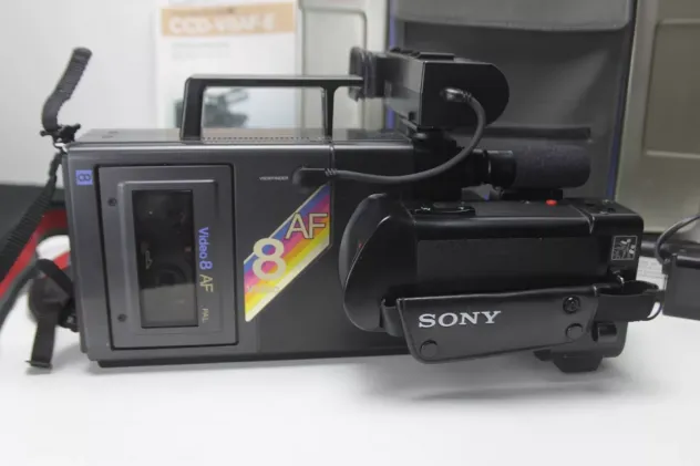 TELECAMERA VINTAGE SONY VIDEO 8 CCD-V8 AF CON VALIGETTA, 2 BATTERIE + ACCESSORI, - Foto 5