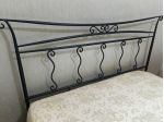 Letto matrimoniale in ferro.