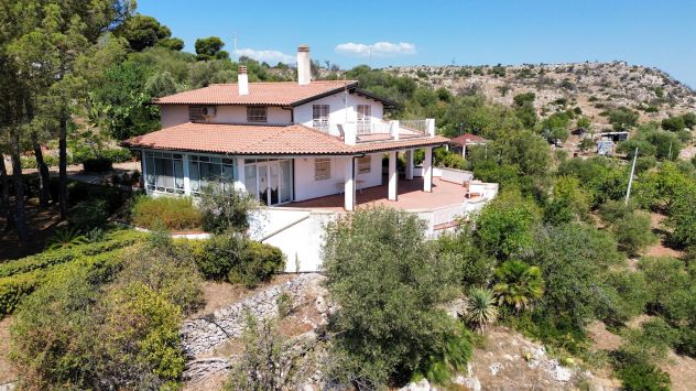 Villa panoramica con due appartamenti e terreno a Cugni, Noto