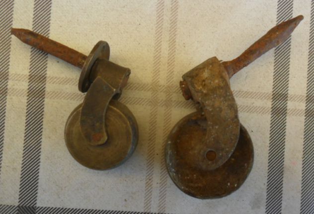 N° 2 ANTICA RUOTE IN OTTONE E FERRO PER CARRELLO IN LEGNO -