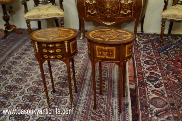 Coppia di tavolini-comodini ovali intarsiati stile Luigi XV - Foto 10