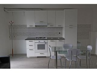 Monolocale al piano terreno a Laveno Mombello, arredato
