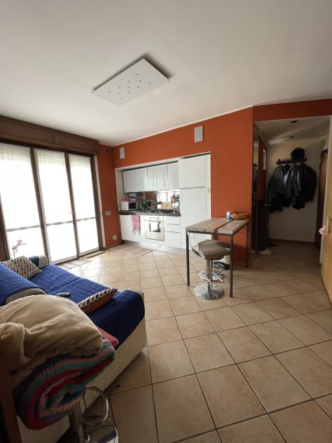 Monolocale con ampio terrazzo e cantina - Foto 4