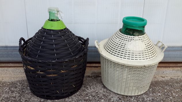 Due fiasche, una per olive