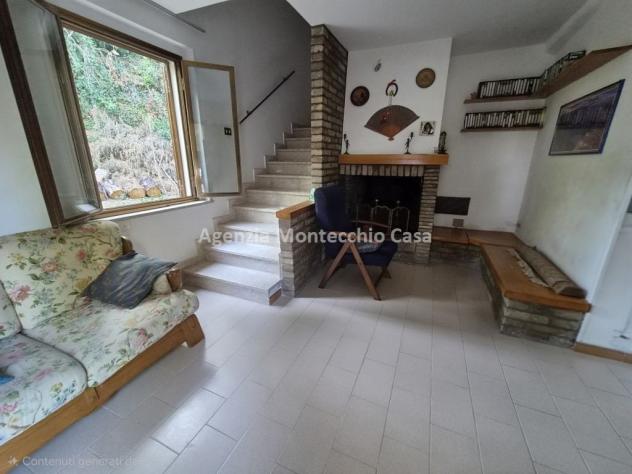 CASA SINGOLA CON DUE APPARTAMENTI, AMPIO TERRENO E VISTA PANORAMICA