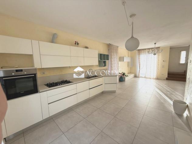 VILLA A SCHIERA di 6 vani e di 240 mq (SAONARA) rif. GF03