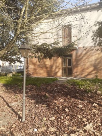 PORZIONE DI BIFAMILIARE CON AMPIO GIARDINO PRIVATA
