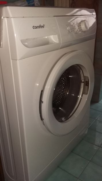 VENDO DUE LAVATRICI UNA CARICO CINQUE KG E UNA TRE KG PIÙ FORNO MICROONDE