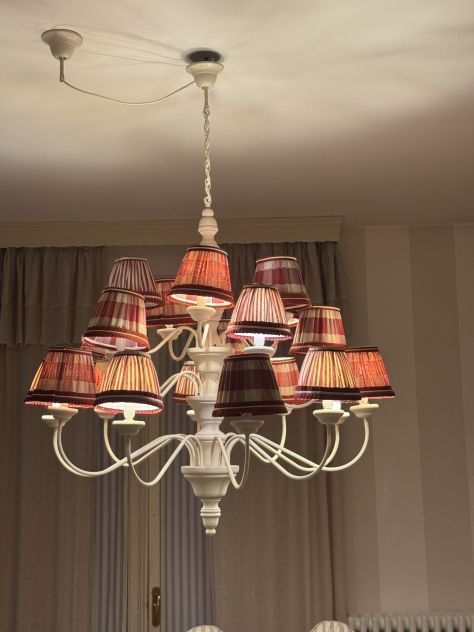 lampadario ferro battuto e legno shabby-chic