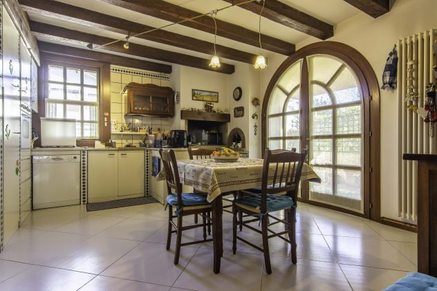 TORRI DI Q. LO: ELEGANTE VILLA CON GIARDINO DI OLTRE MQ. 1.000 - Foto 7