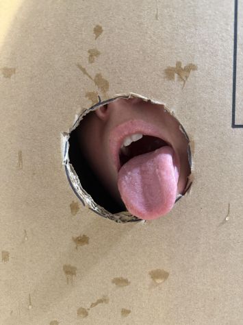 Ti succhio il cazzo di gola per farti godere. Ti metti comodo sul divano mentre guardi porno o se vuoi ho gloryhole privato. Ospito adesso Tel:3391894311