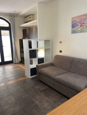 RE DI ROMA MONOLOCALE SU DUE PIANI ARREDATO