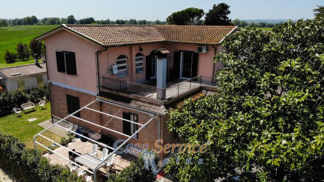 Casale con terreno e fotovoltaico