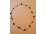 Collana con inserti lunghi in metallo e 14 pietre dure color ametista ingabbiate